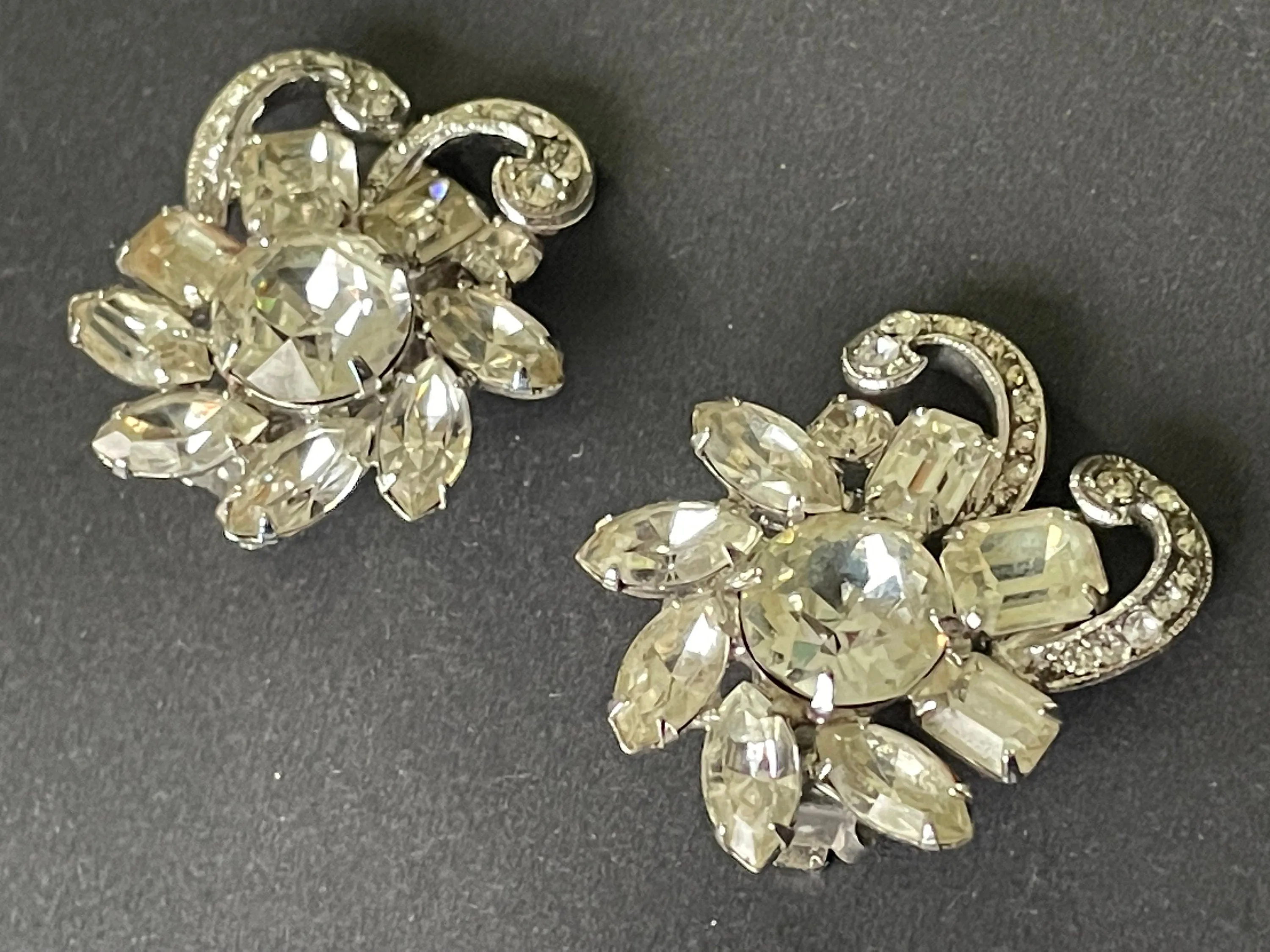 Beautiful vintage Eisenberg Ice large clear rhinestone clip on earrings, shiny silver tone floral design, signed