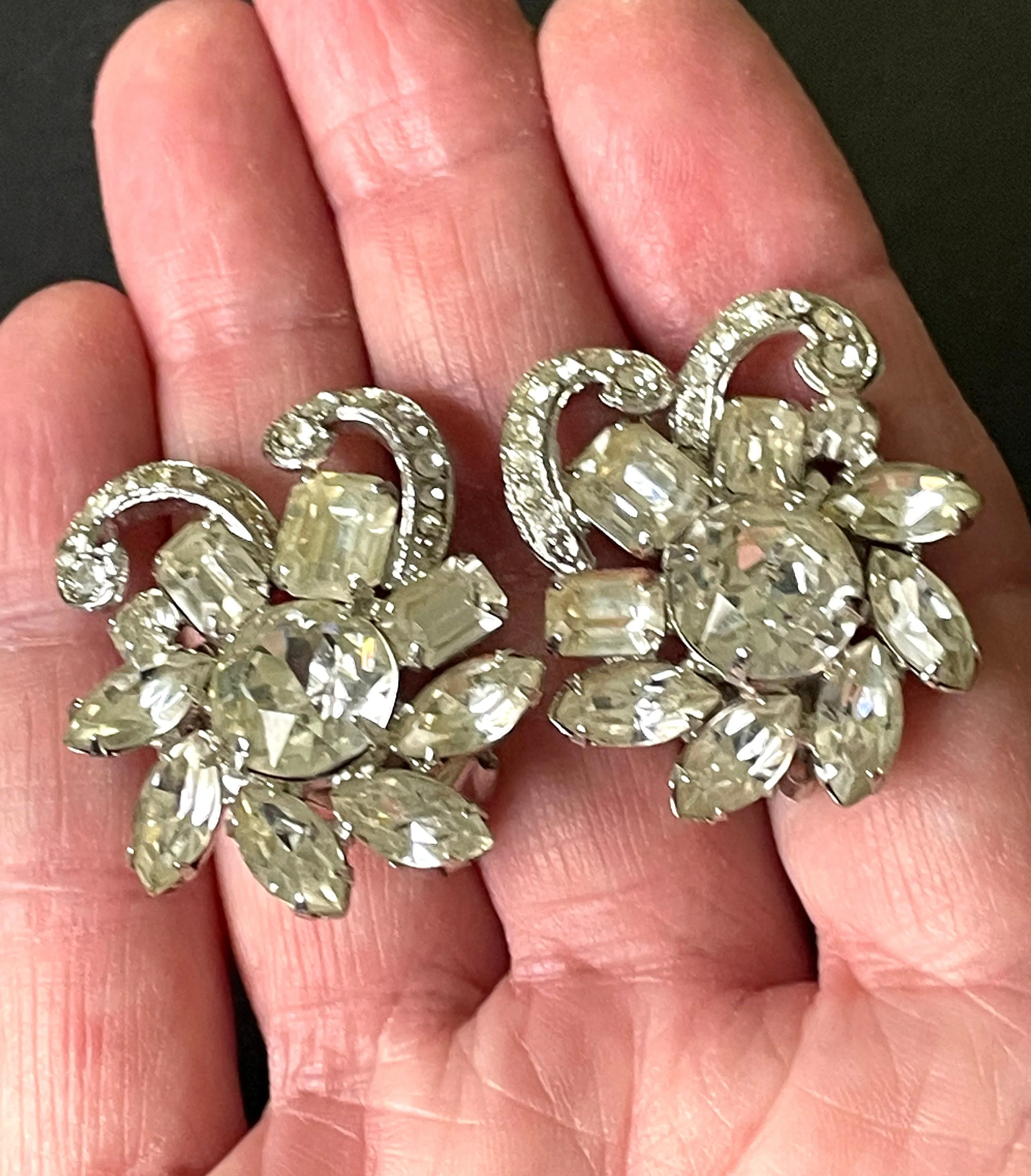 Beautiful vintage Eisenberg Ice large clear rhinestone clip on earrings, shiny silver tone floral design, signed