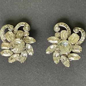 Beautiful vintage Eisenberg Ice large clear rhinestone clip on earrings, shiny silver tone floral design, signed