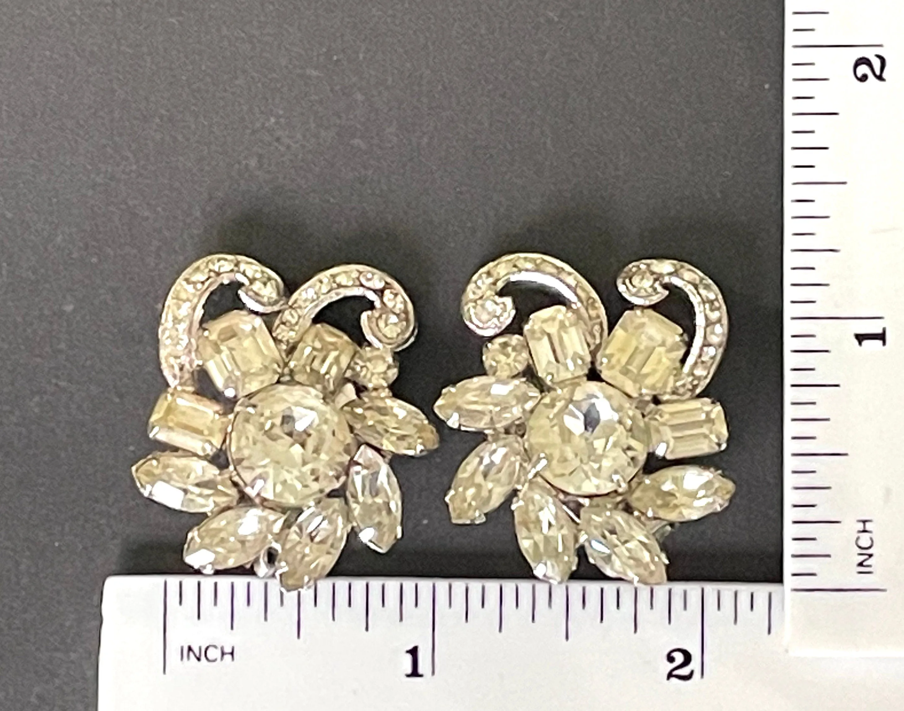 Beautiful vintage Eisenberg Ice large clear rhinestone clip on earrings, shiny silver tone floral design, signed