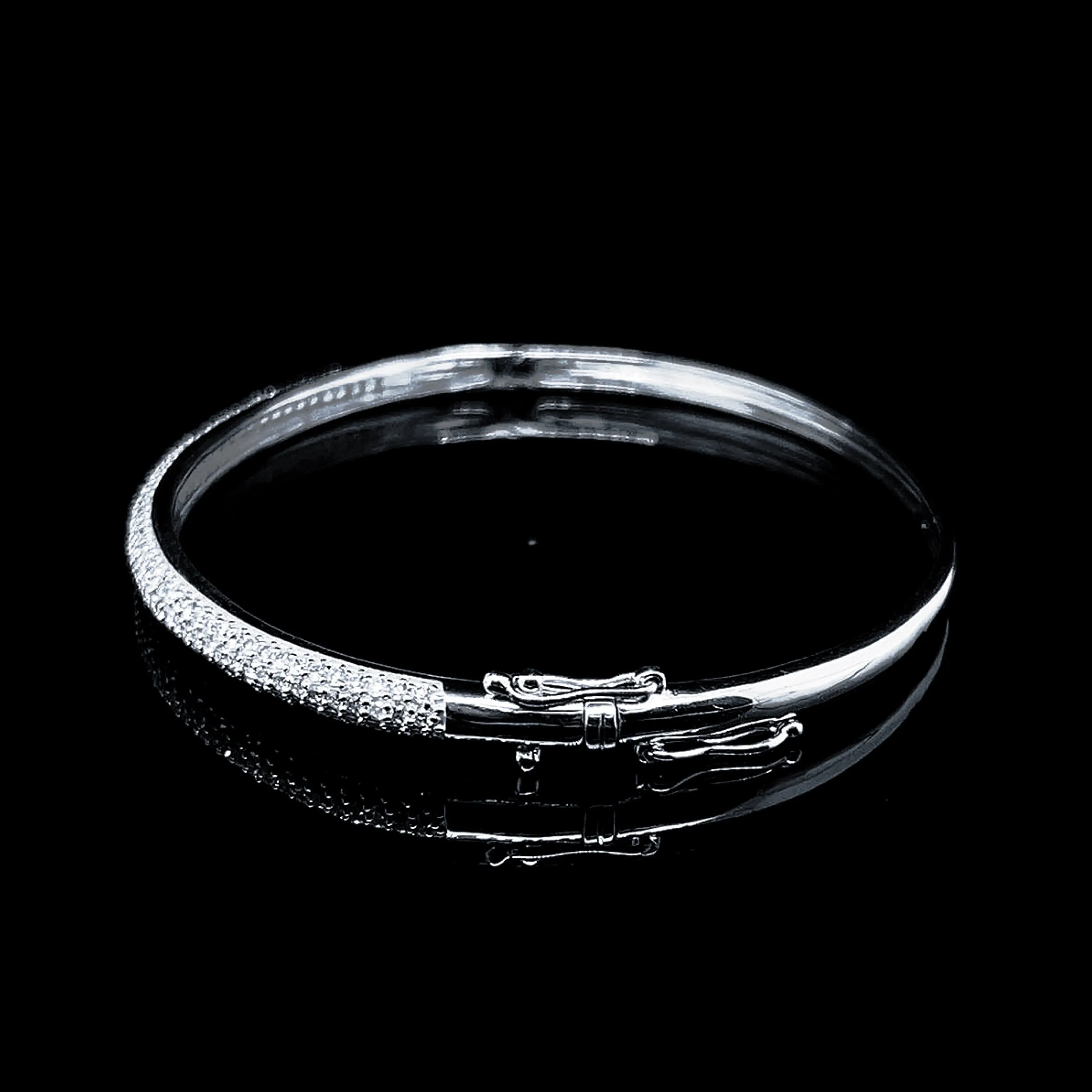 PREORDER | Round Paved Diamond Bangle 18kt