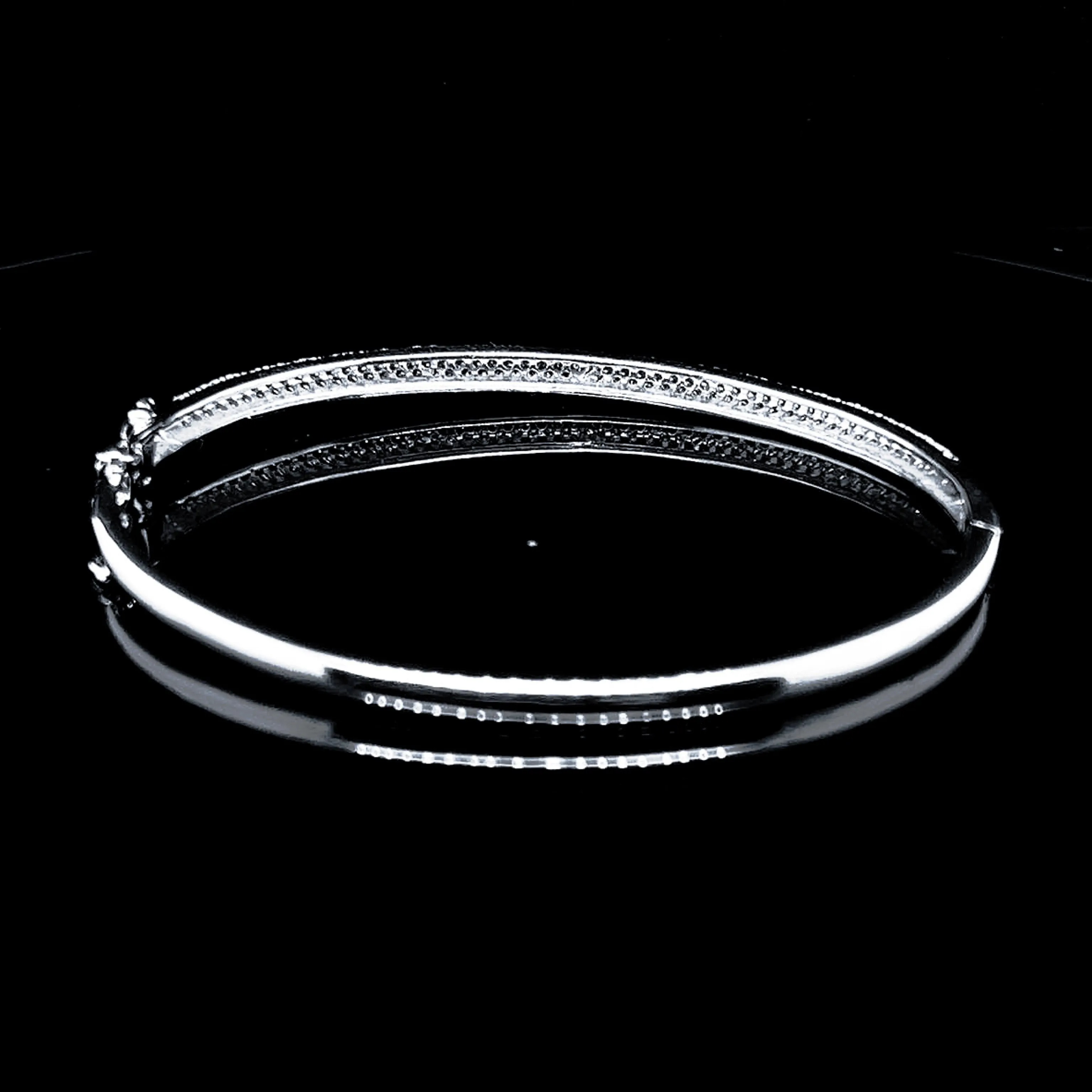 PREORDER | Round Paved Diamond Bangle 18kt